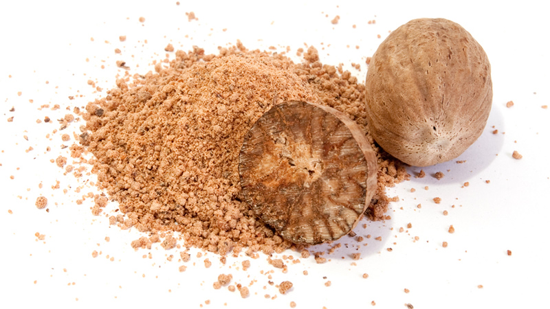 whole and half Nutmeg with powder